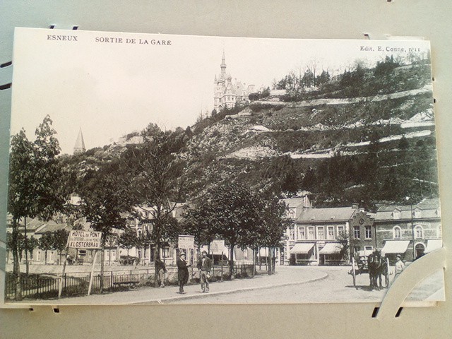 /Belgium/Places/BE_Place_1900-1949_ESNEUX - SORTIE DE LA GARE. Edit. E. Coune 9113.jpg